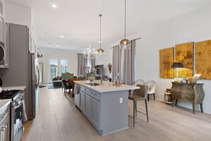 雪櫃、微波爐、焗爐、爐具