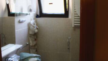 Articles de toilette (gratuits), séchoir à cheveux, peignoirs