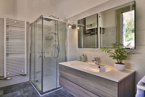 Duschwanne, umweltfreundliche Kosmetikartikel, Haartrockner, Bidet