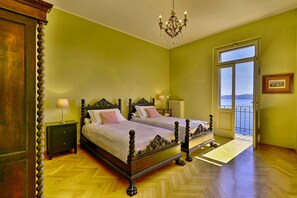 6 bedrooms, desk, iron/ironing board, travel cot