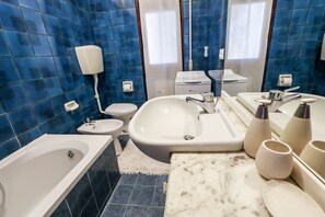 Duschwanne, Haartrockner, Bidet, Handtücher