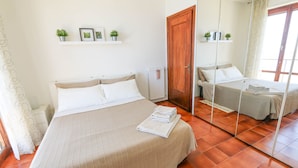 2 slaapkamers, een strijkplank/strijkijzer, reisbedje, gratis wifi