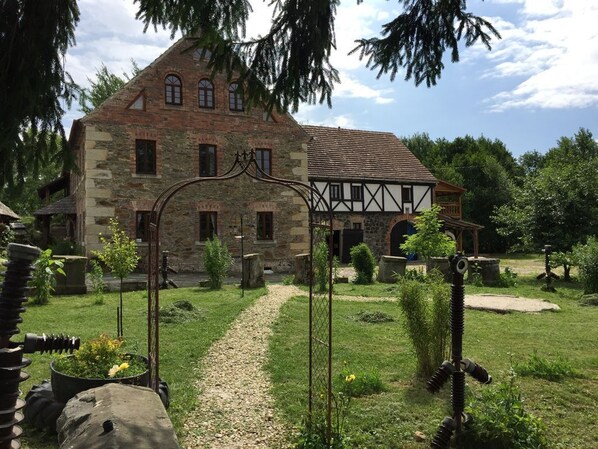 Property grounds - A family friendly historical building in a unique cultural environment (Wlosien)