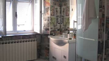 Douche, baignoire Ă  jets, articles de toilette gratuits, sĂšche-cheveux