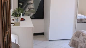 2 habitaciones, escritorio, tabla de planchar con plancha y wifi gratis