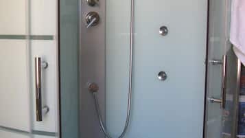 Dusche, Whirlpool, kostenlose Toilettenartikel, Haartrockner