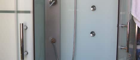 Shower, jetted tub, free toiletries, hair dryer
