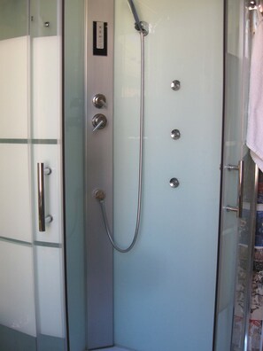 Shower, jetted bath, free toiletries, hair dryer