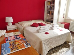 2 bedrooms, iron/ironing board, WiFi, bed sheets - Charming apartment just renovated ideal location to visit Genoa (Genova)