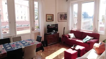 Fernseher, DVD-Player, Bücher, Stereoanlage