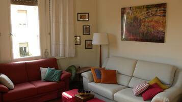 Fernseher, DVD-Player, Bücher, Stereoanlage