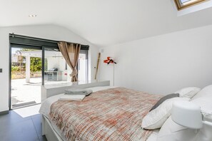 4 habitaciones, tabla de planchar con plancha, cuna de viaje y wifi 