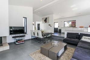 TV connectée, cheminée, livres, vidéothÚque