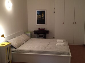 1 habitación, escritorio, tabla de planchar con plancha y wifi gratis 