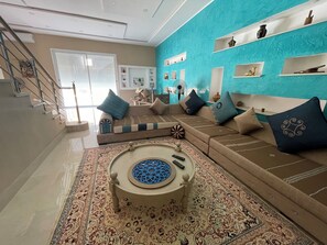 Fernseher, Tischtennisplatte, Stereoanlage