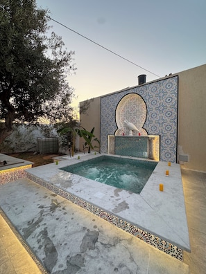 Outdoor spa tub