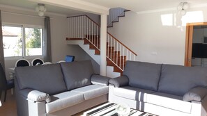 TV - VILLA FAIA - NEAR THE SEA (Caniço)