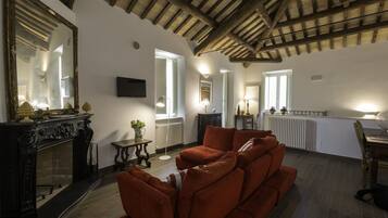 TV, fireplace