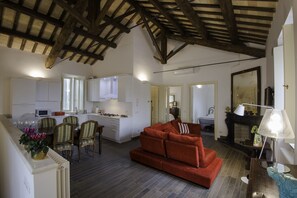 Televisión y chimenea 