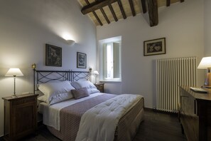 2 habitaciones, escritorio, tabla de planchar con plancha y wifi gratis 