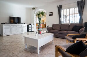 تلفزيون، مدفأة، مشغل دي في دي، كُتُب