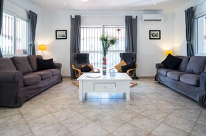 Téléviseur, foyer, lecteur de DVD, livres