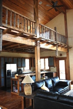 Interior - Home Away from Home 5 miles to the north entrance of Yellowstone (Gardiner)