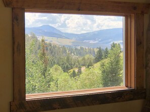 Interior - Home Away from Home 5 miles to the north entrance of Yellowstone (Gardiner)