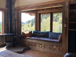 Smart TV, fireplace, DVD player, books - Home Away from Home 5 miles to the north entrance of Yellowstone (Gardiner)