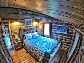 4 bedrooms, desk, iron/ironing board, free WiFi - Home Away from Home 5 miles to the north entrance of Yellowstone (Gardiner)
