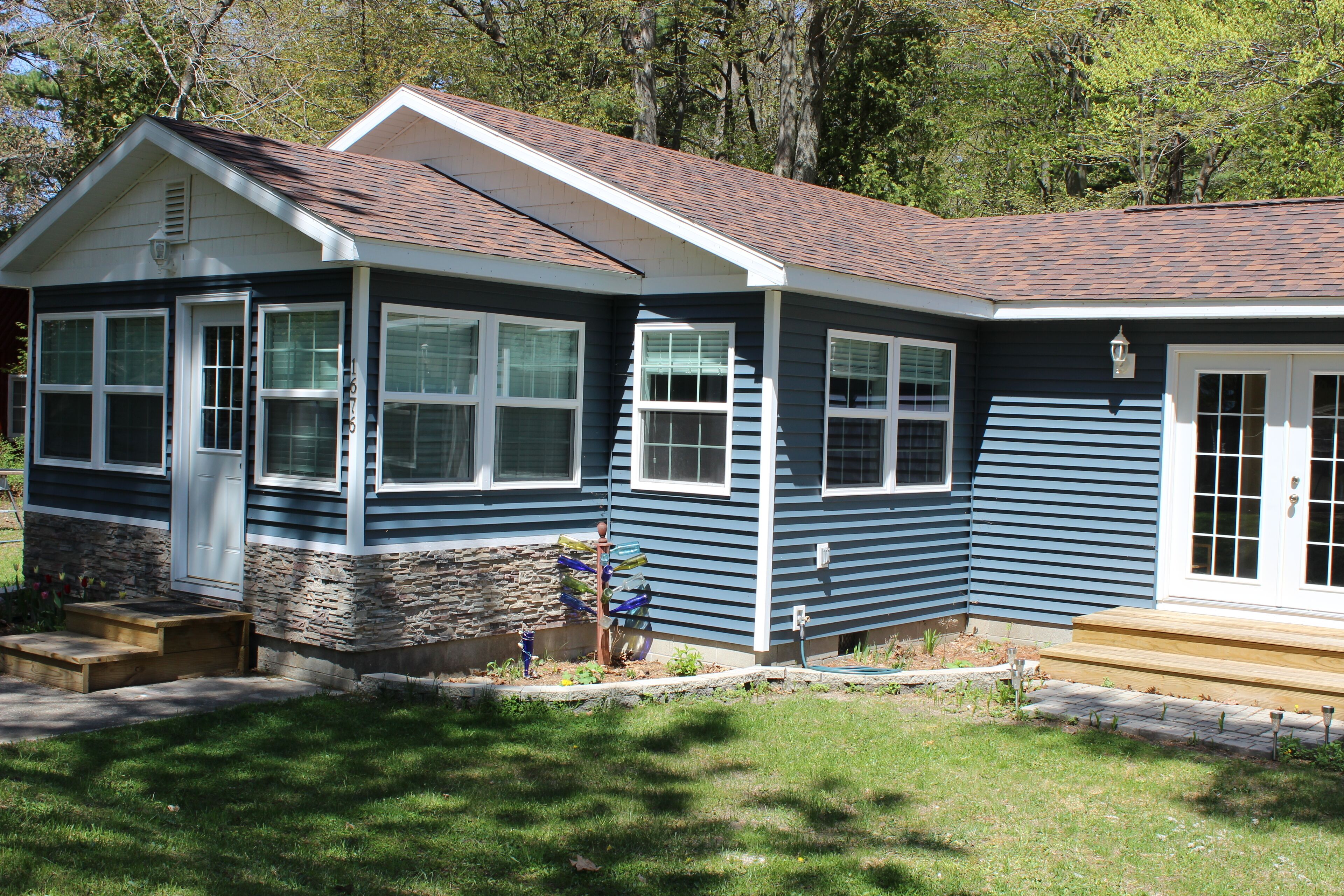 Cozy Cedar Cottage Just Off Scenic M22 by Lower Herring Lake