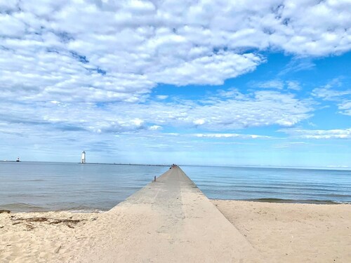 Cozy Cedar Cottage Just Off Scenic M22 by Lower Herring Lake