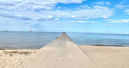 Cozy Cedar Cottage Just Off Scenic M22 by Lower Herring Lake