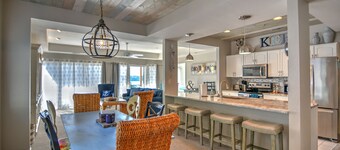 Vackra sjöutsikt och bara steg från poolen, 3BD / 3BA CONDO W / 12X40 BÅTSLIP