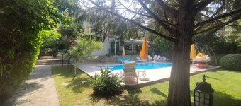 Luxury Villa with Private Pool, Manicured Gardens & Free WIFI Unlimited