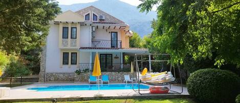 حمّام سباحة خارجي