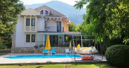 Villa de luxe avec piscine privée, jardins bien entretenus et WIFI gratuit illimité