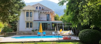 Luxury Villa with Private Pool, Manicured Gardens & Free WIFI Unlimited