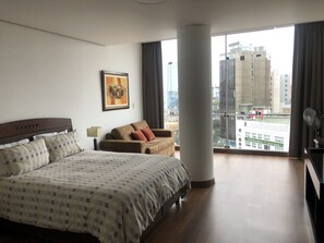 2 quartos, escrivaninha, ferros/tábuas de passar roupa, berço de viagem