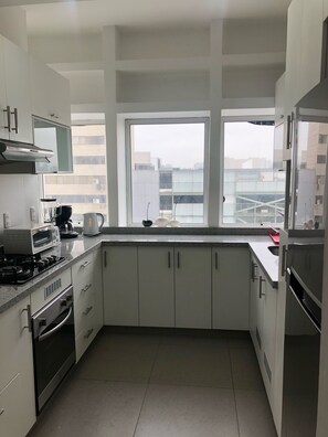 Frigorifero, microonde, forno, piano cottura