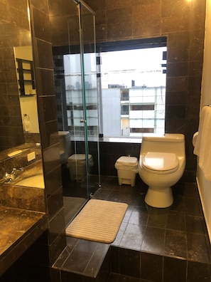 Bruser, hårtørrer, håndklæder, Toiletpapir