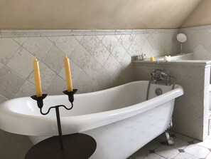 Badewanne, Haartrockner, Seife, Toilettenpapier