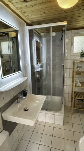 Dusche, Haartrockner, Handtücher, Seife