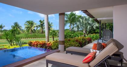 Flat 501 Luxury Condo, Premier Golf Membership, Private Pool & Golf Cart