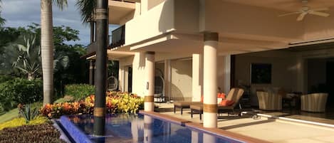 حمّام سباحة مُدفَّأ، مقاعد للتشمس