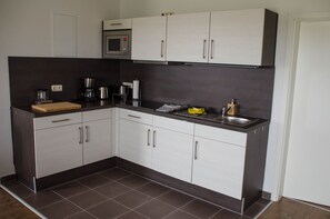 Een koelkast, een magnetron, een kookplaat