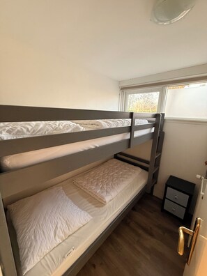 3 chambres, coffre-fort, bureau, fer et planche à repasser