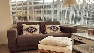 Älytelevisio, takka, DVD-soitin, pöytätennispöytä