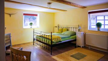 3 bedrooms, travel crib, free WiFi, bed sheets