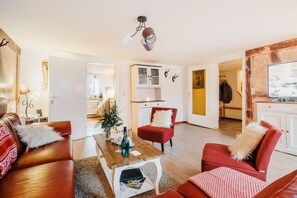 Smart TV, books, stereo